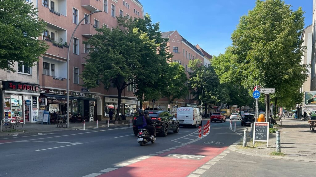 Der Ausbau gesicherter Radwege soll den Radverkehr auf der Hermannstraße in Berlin sicherer machen. Das Bild zeigt die Kreuzung Hermannstraße-Leykestraße. Der Ausbau gesicherter Radwege soll den Radverkehr auf der Hermannstraße in Berlin sicherer machen. Das Bild zeigt die Kreuzung Hermannstraße-Leykestraße.