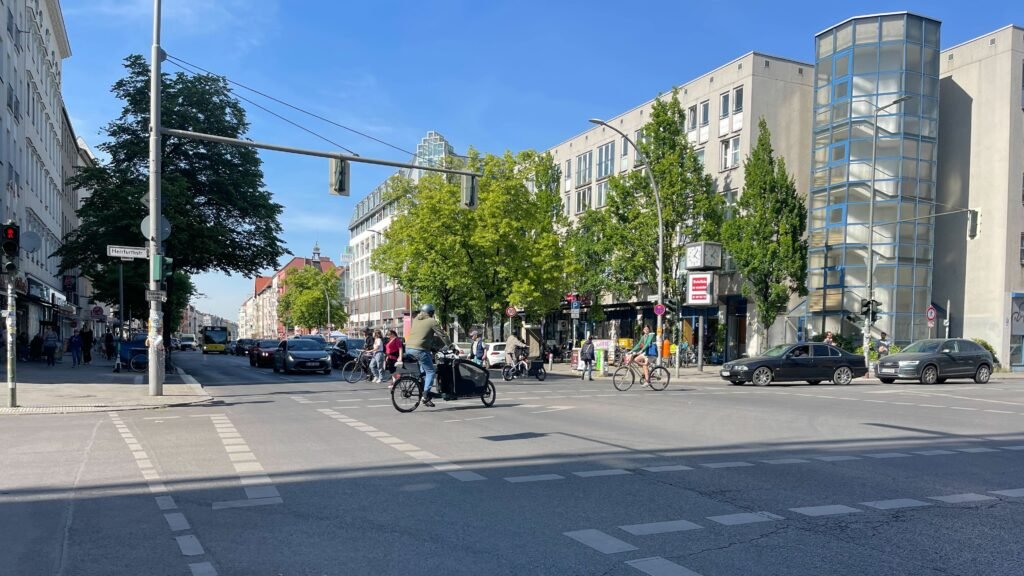 Das Bild zeigt Radverkehr auf der Hermannstraße, Ecke Herrfurthstraße