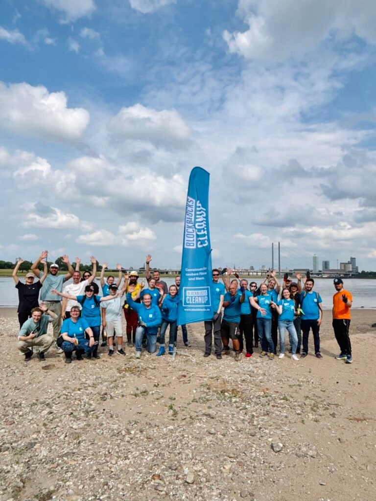 Am Düsseldorfer Paradiesstrand sammelten rund 30 Freiwillige anlässlich der UN-Ozeankonferenz fast 900 Kilogramm Müll aus der Natur. Gemeinsam mit „The Trash Traveler“ machten sie daraus ein großes Kunstwerk.