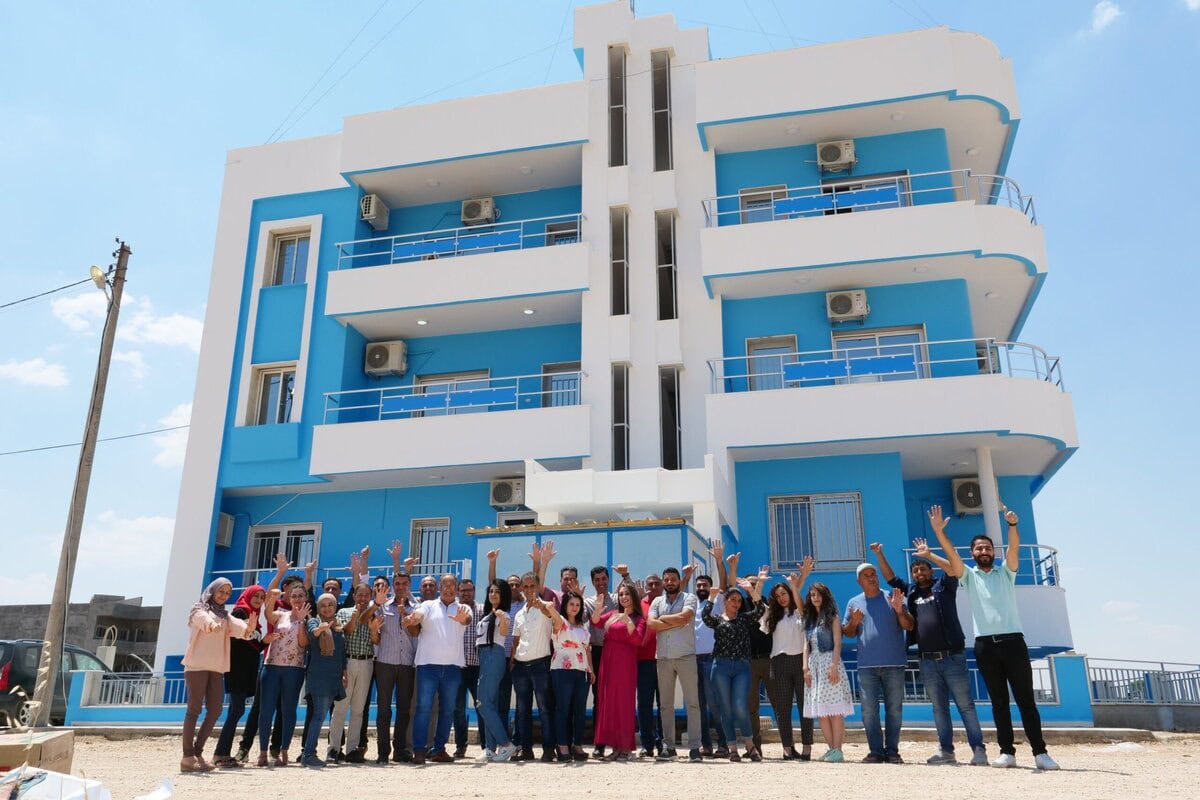 Seit zwölf Jahren ist Radio Arta im Nordosten Syriens on Air. Trotz aller Herausforderungen hat sich das Radio seine Unabhängigkeit bewahrt – und ist für die Lokalbevölkerung gleichzeitig Hauptinformationsquelle und Lieblingssender. Im Interview spricht Arta-Gründer Siruan Hossein über die Anfänge seines Senders, über Erfolge, den Umgang mit neuen Herausforderungen in der aktuellen politischen Lage und darüber, warum unabhängiger Journalismus für Demokratie unabdingbar ist.