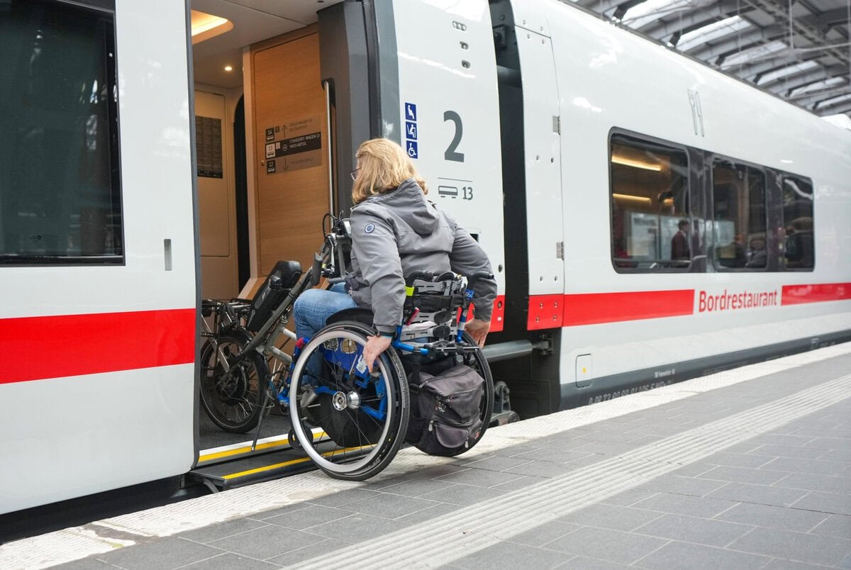 Bahn stellt barrierefreien ICE L vor. Das Foto zeigt eine Rollstuhlfahrerin, die den Einstieg testet.