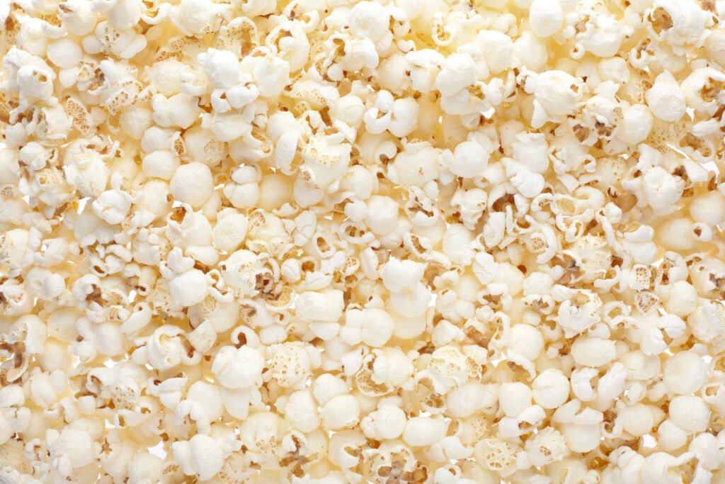 Wohnen in Popcorn, Kaugummis als Grippetest und Pipi auf Pilzen - https://depositphotos.com/de/photo/popcorn-background-9985153.html