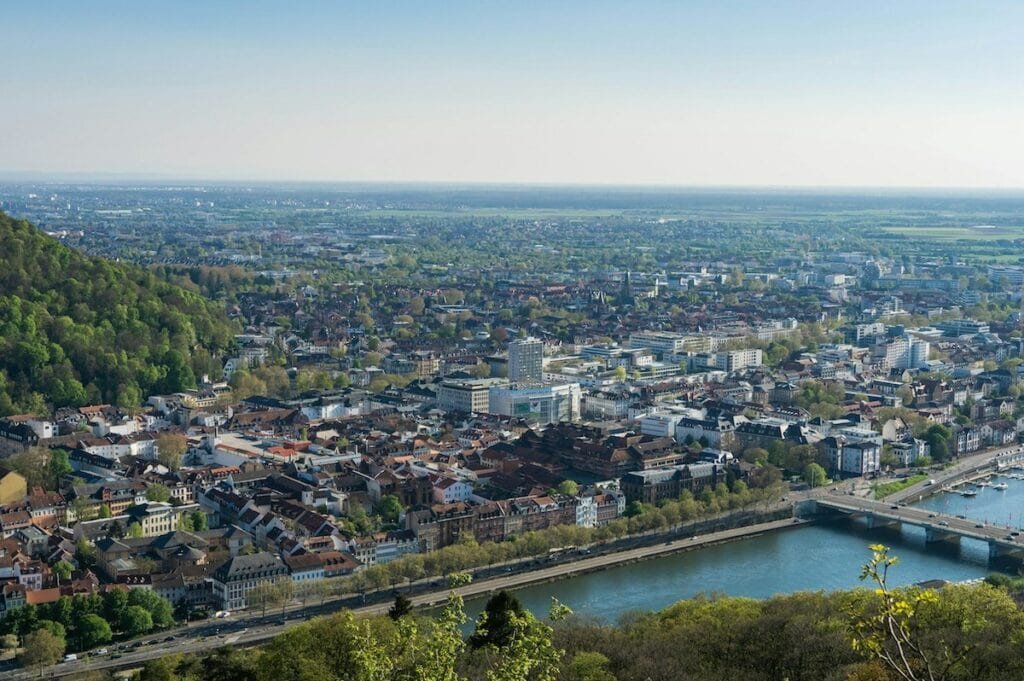 lisa fecker luftaufnahme ueber stadt unsplash 1