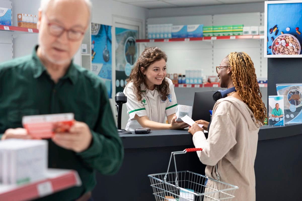 Besuch in der Apotheke - Pille danach in England jetzt kostenlos - Credits: https://depositphotos.com/de/photo/black-woman-customer-chatting-pharmacy-employee-cash-register-seeking-guidance-840039410.html