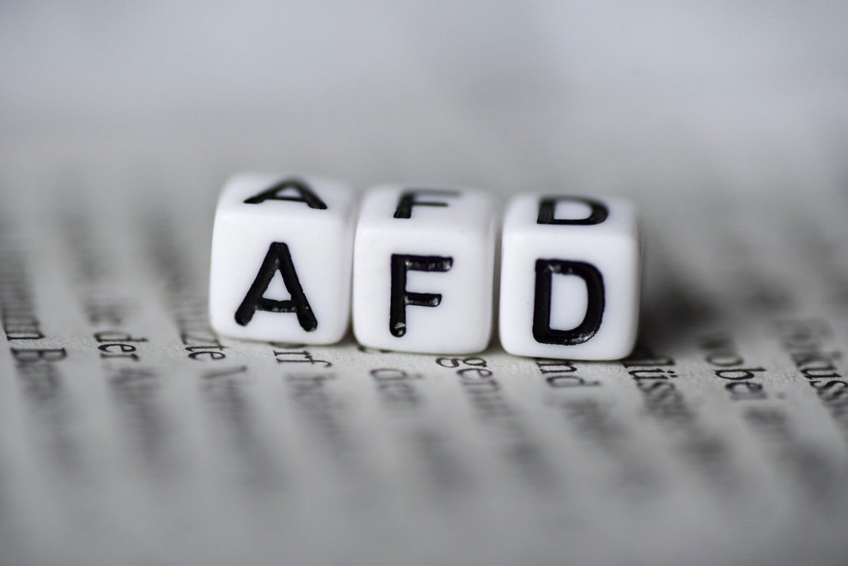 Die neue AfD-Jugend kann auf Social-Media-Accounts mit Namen nicht zugreifen. Credits: https://depositphotos.com/de/photo/word-afd-formed-by-wood-alphabet-blocks-on-newspaper-german-party-politics-192299536.html