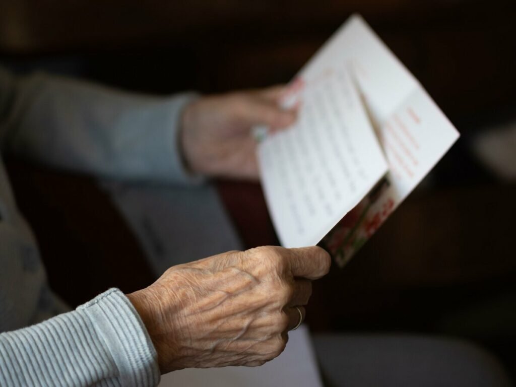 Post mit Herz / Fotocredits: https://pixabay.com/photos/letter-postcard-read-elderly-6128377/