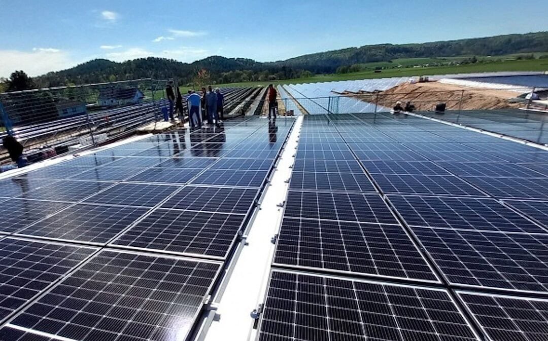 Hessisches Dorf heizt mit Solarwärme, Proberaum in Stadion-Loge