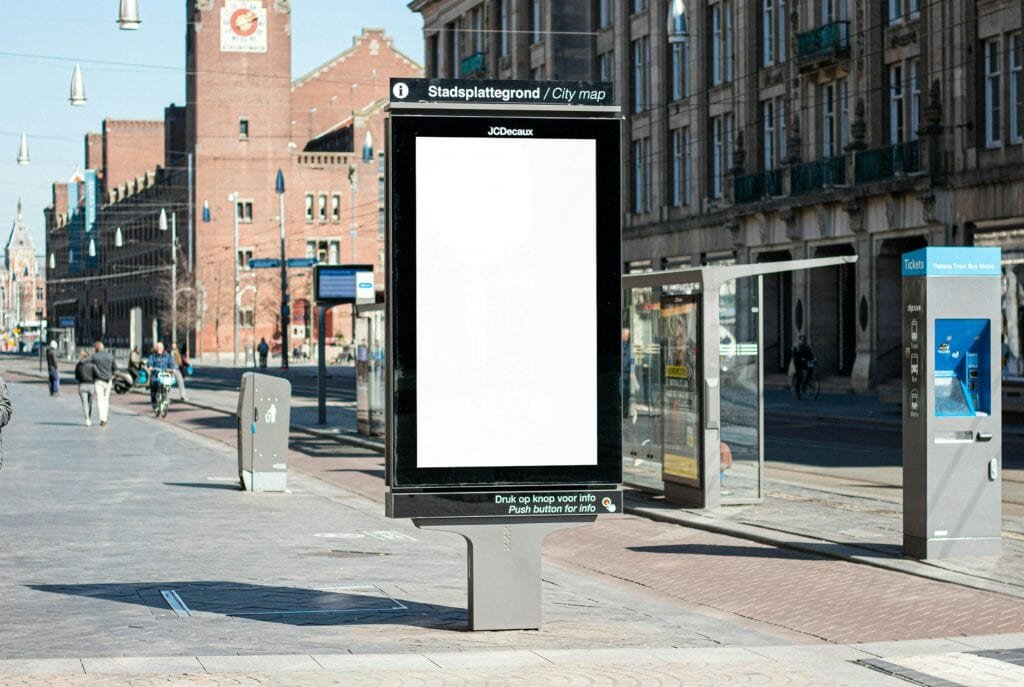 Leere Reklametafel in Amsterdam - Credits: https://unsplash.com/de/fotos/schwarz-weisses-strassenschild-5fvMWp1r2n0