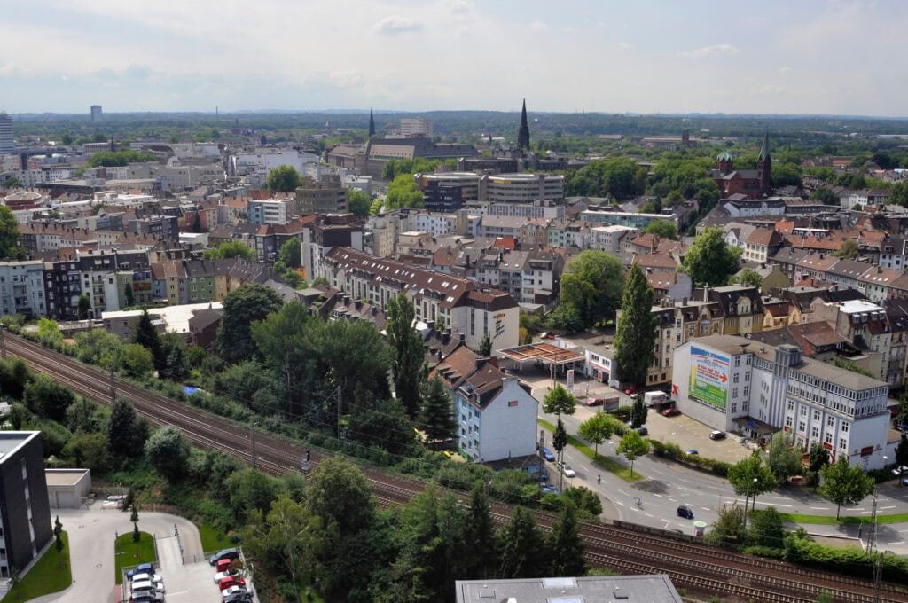 Pilotprojekt versorgt Bäume und senkt Hitze in der Stadt