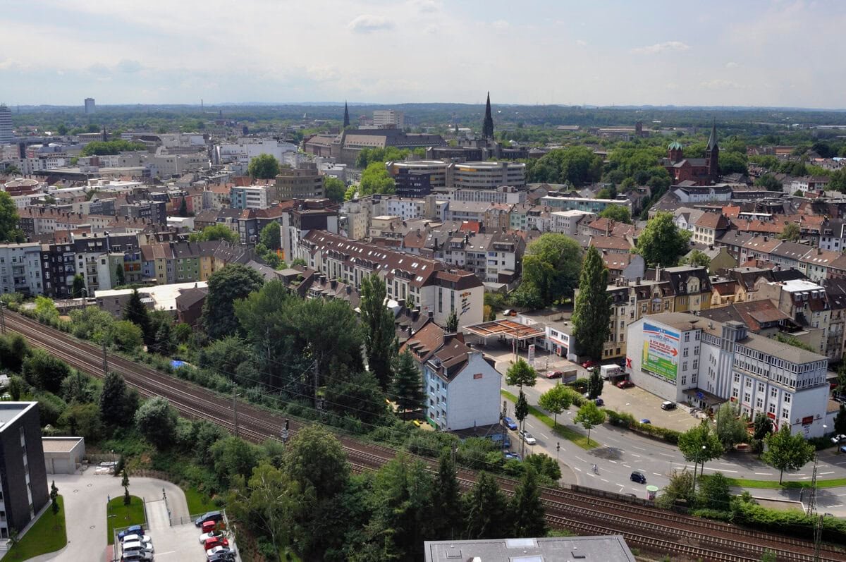 Pilotprojekt versorgt Bäume und senkt Hitze in der Stadt