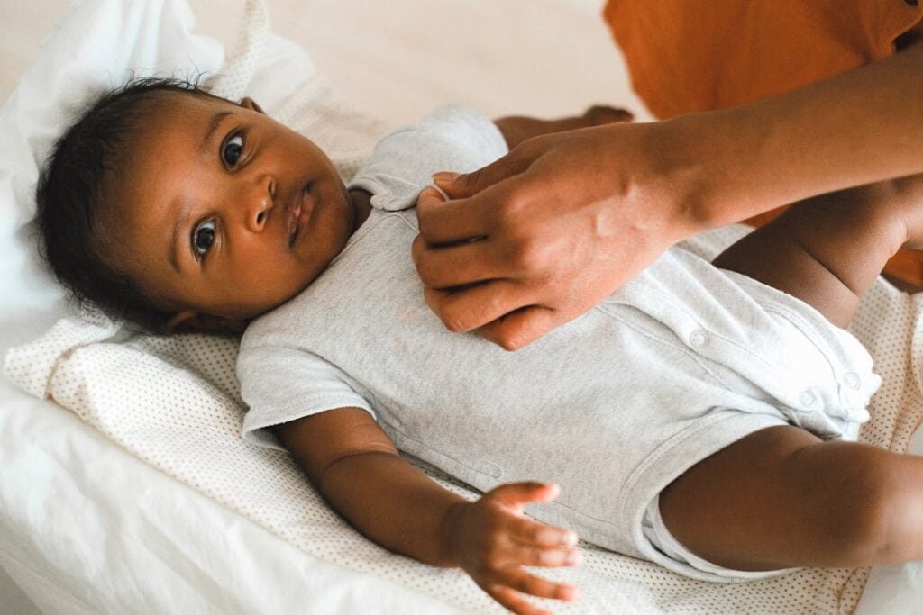 Baby dunkelhaeutig