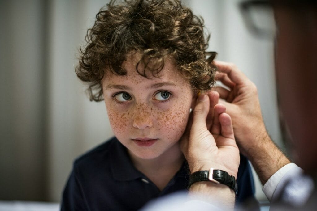 Junge Locken Hoergeraet