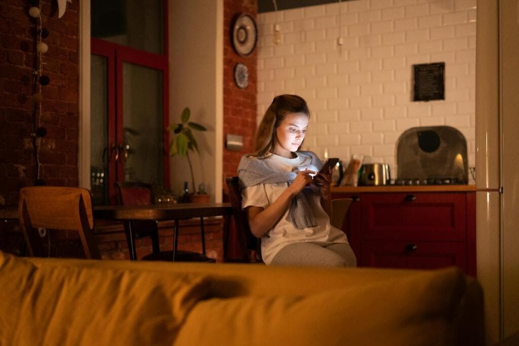 Frau mit Handy