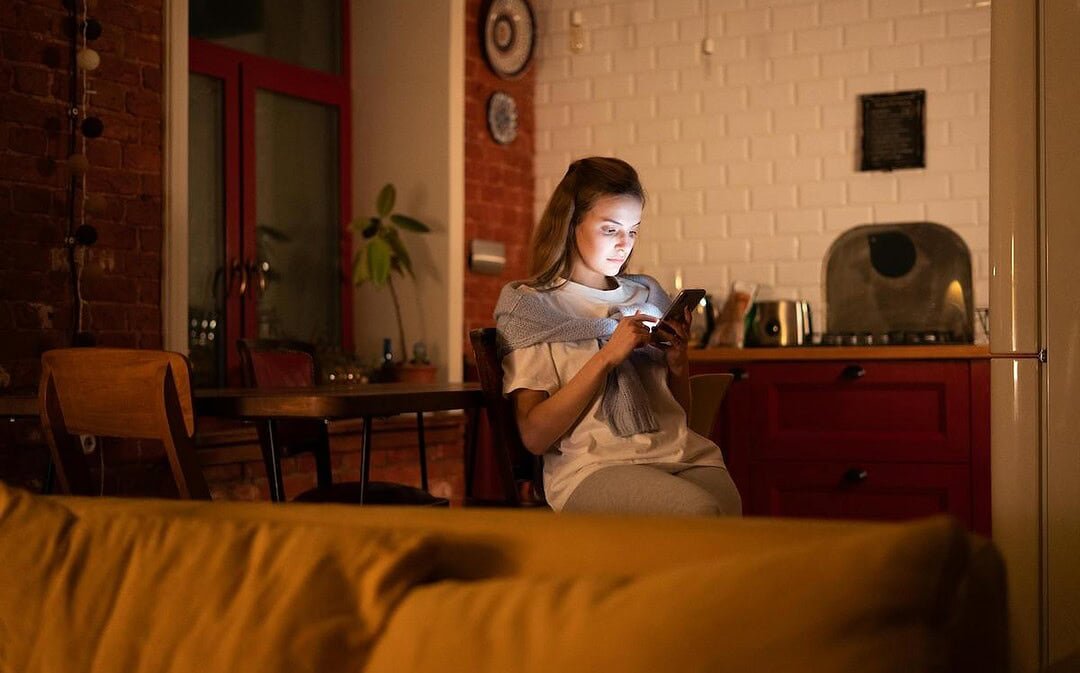 Deutsche erstmals weniger online, Telemedizin hilft bei Geburt