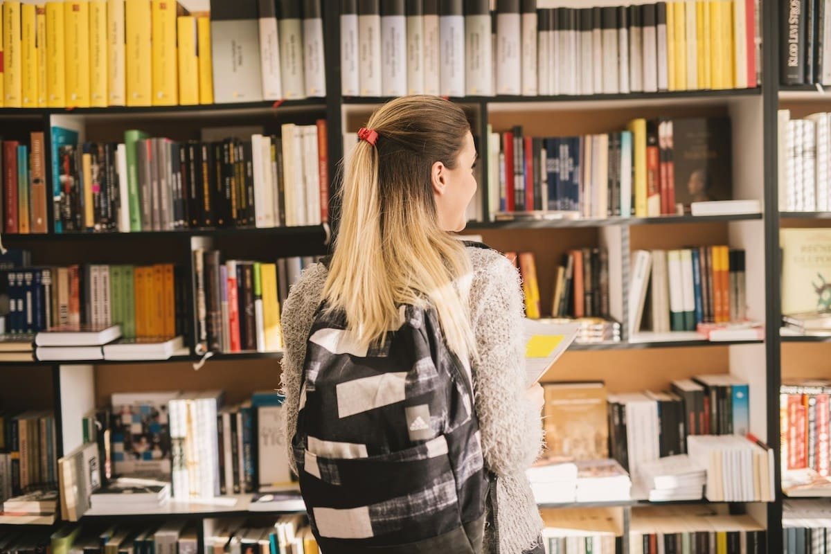 Studentin in Bibliothek