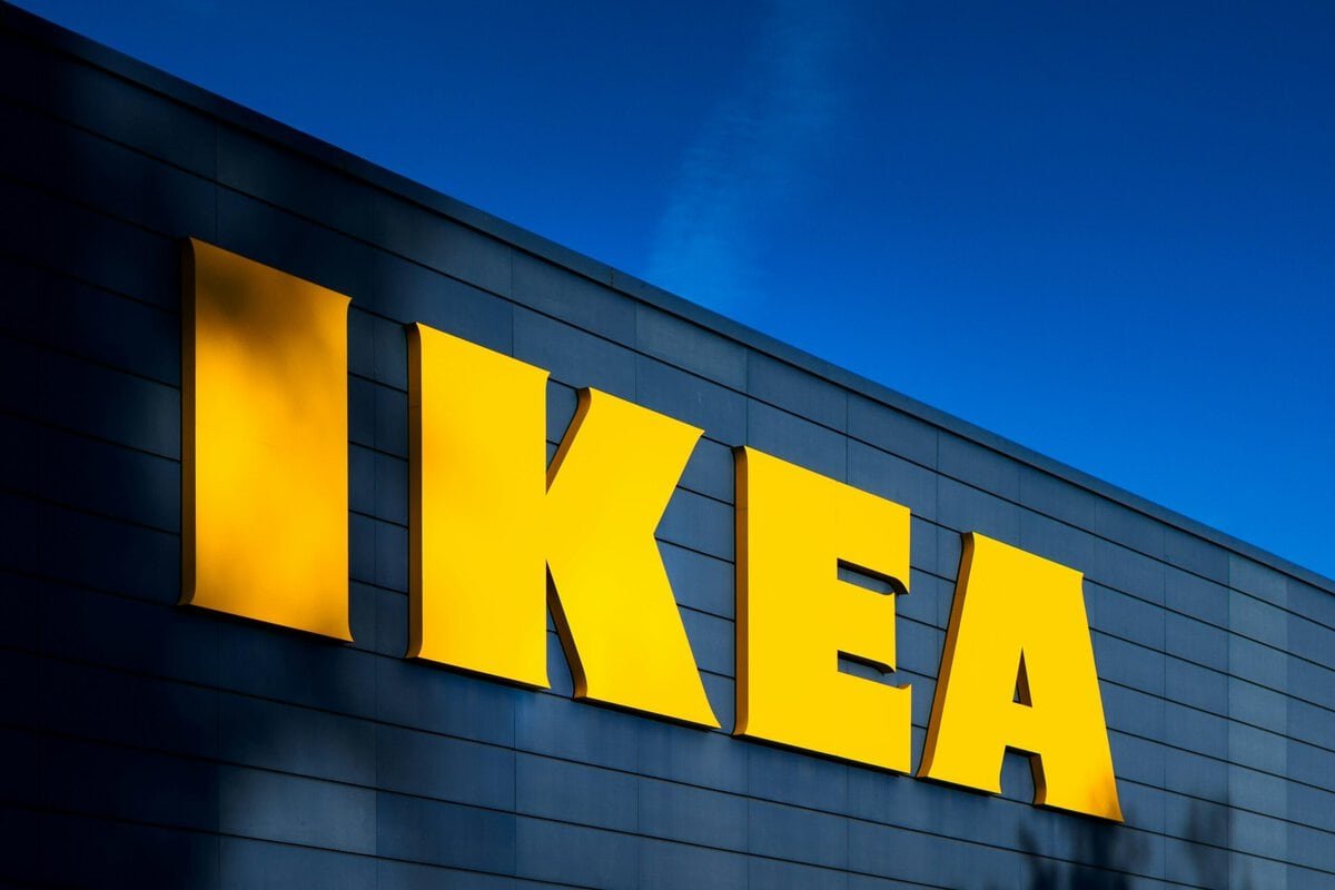 Seit Juni kann bei Ikea zwei Stunden in der Woche in einer reizarmen Umgebung eingekauft werden. Das Einrichtungshaus mindert damit Barrieren für neurodivergente Personengruppen.