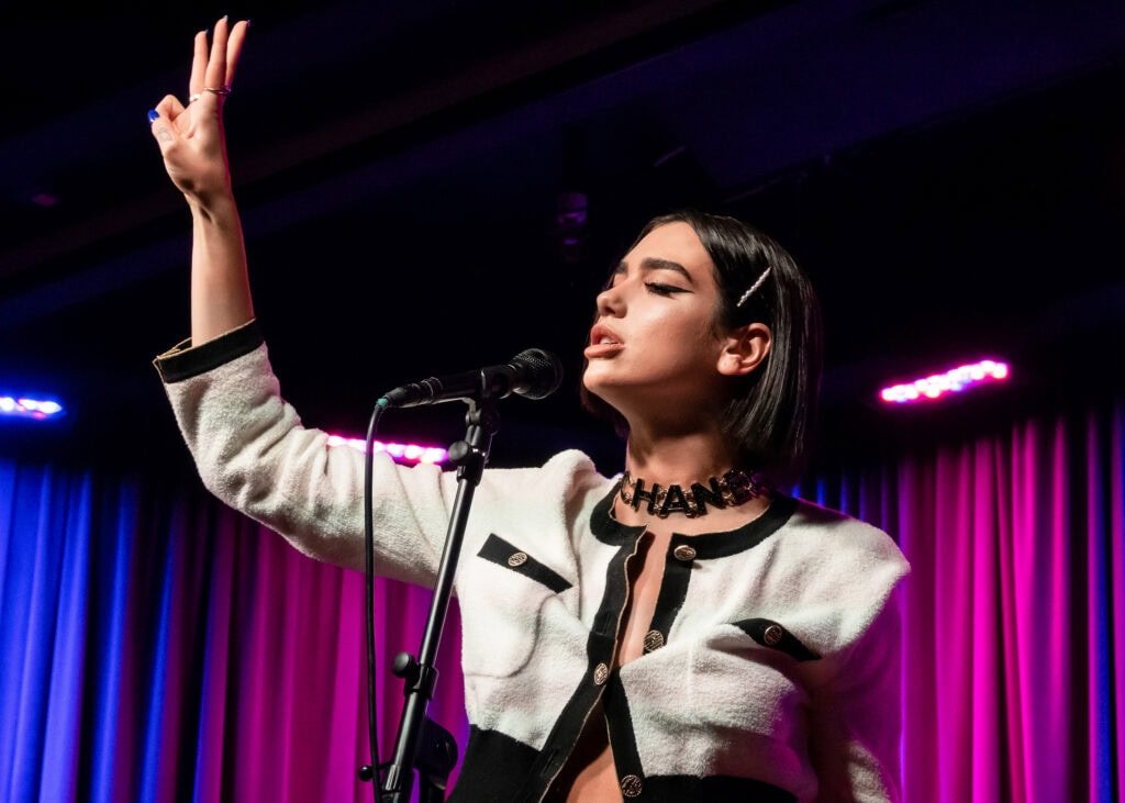 Dua Lipa ist nicht nur eine erfolgreiche Künstlerin mit weltweit bekannten Hits wie “Levitating” oder “One Kiss” – seit Neuestem setzt sie auch ein Zeichen gegen Zensur.