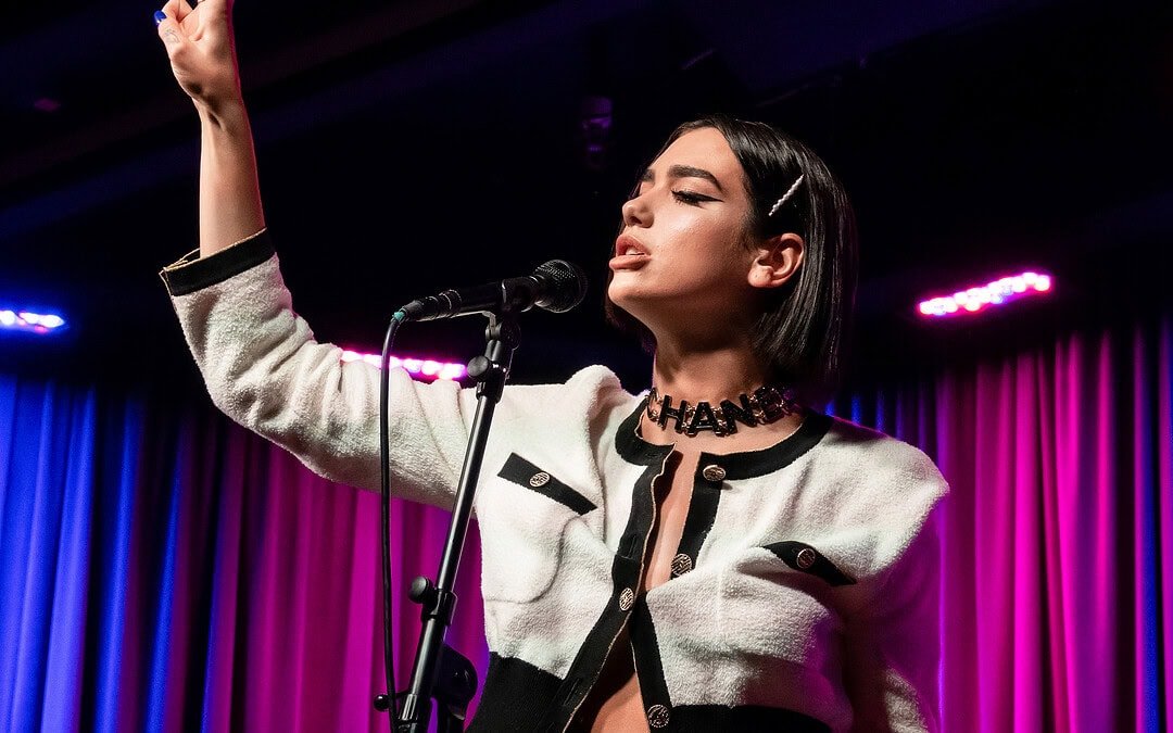 Dua Lipa eröffnet eine Bibliothek für verbannte und zensierte Bücher in Portugal