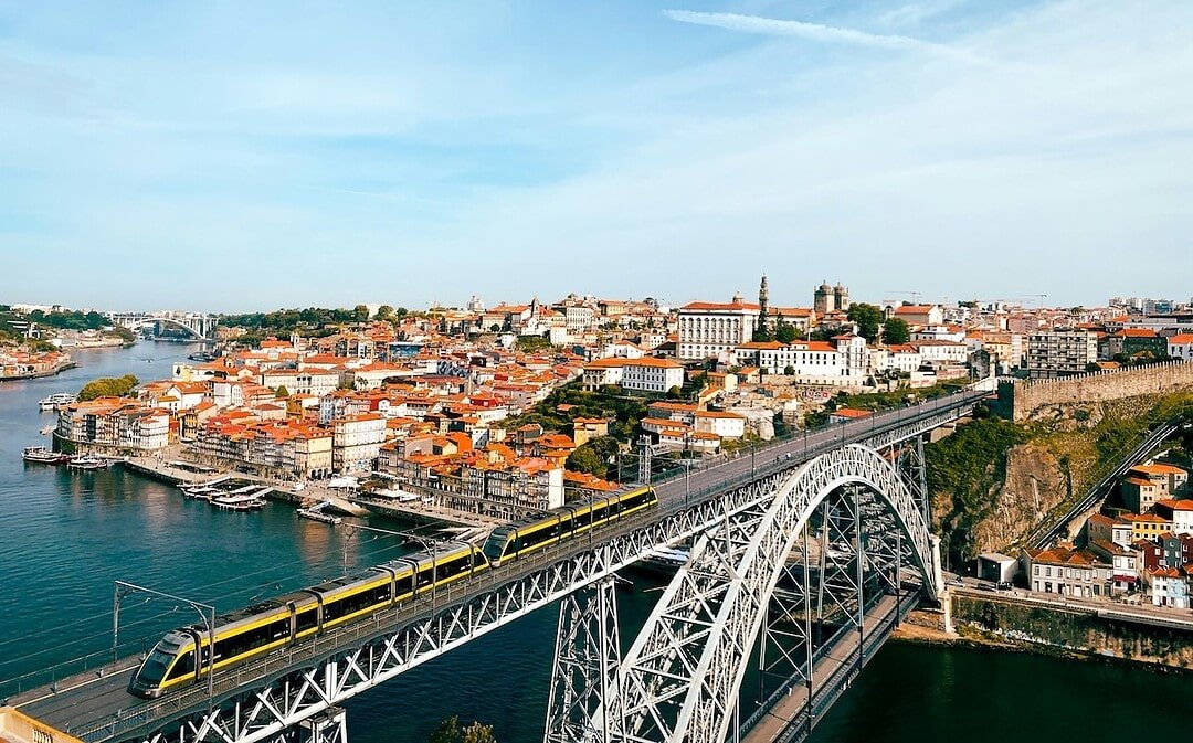 Kostenloser Nahverkehr in Porto, mehr Lebensqualität durch Klimaschutz, kostenloses Schulessen in Indonesien